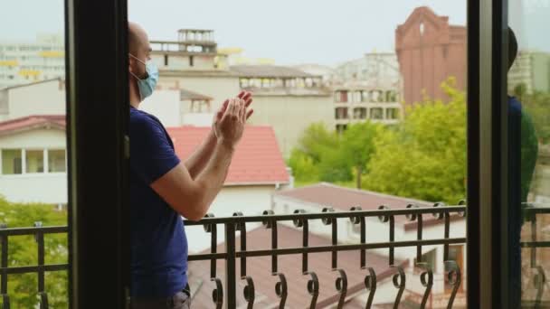 Ecstatic man applaudisseren ter ondersteuning van medische persoonlijke — Stockvideo