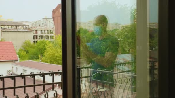 Reflexión del hombre en el balcón aplaudiendo — Vídeo de stock