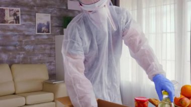 Sosyal hizmetler görevlisi yiyecek topluyor