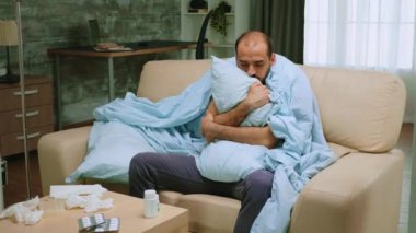 Kanepede titreyen bir adam