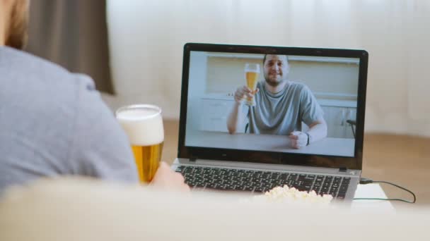 Hombre en videollamada bebiendo cerveza — Vídeos de Stock