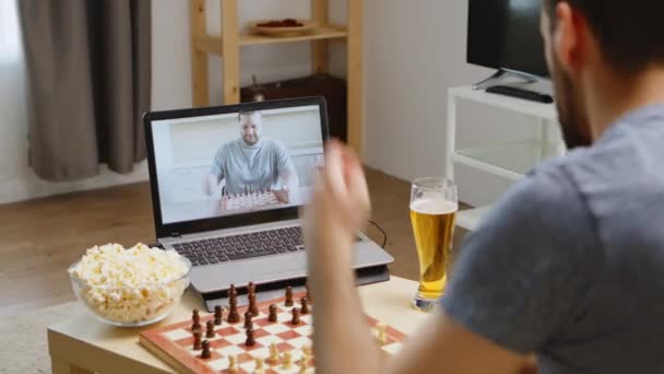 Freunde spielen Schach per Videoanruf — Stockvideo