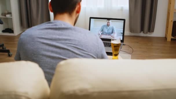 Cheerful brothers playing chess on video call — Stock Video