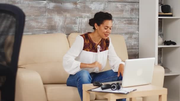 Fröhliche Frau winkt bei Videoanruf — Stockvideo