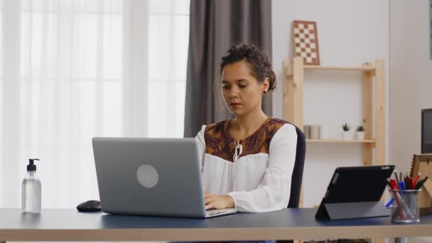 Affärskvinna som arbetar på laptop från hemmakontoret — Stockvideo