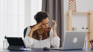 Çalışırken iş kadınlarına komplo kurar