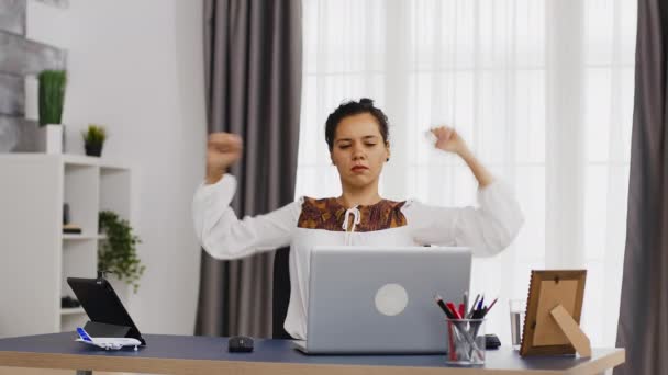 Mujer de negocios cansada estirando la espalda — Vídeo de stock