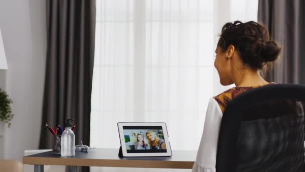 Mulher alegre em uma chamada de vídeo no computador tablet — Vídeo de Stock