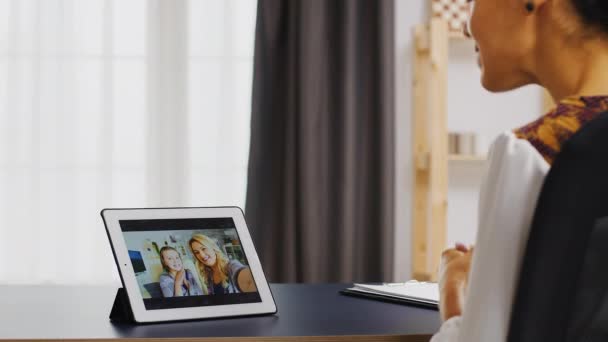 Gelukkige vrouw in gesprek met haar familie — Stockvideo