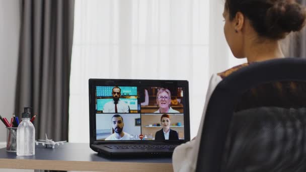 Freelancer femenina en una videoconferencia — Vídeos de Stock