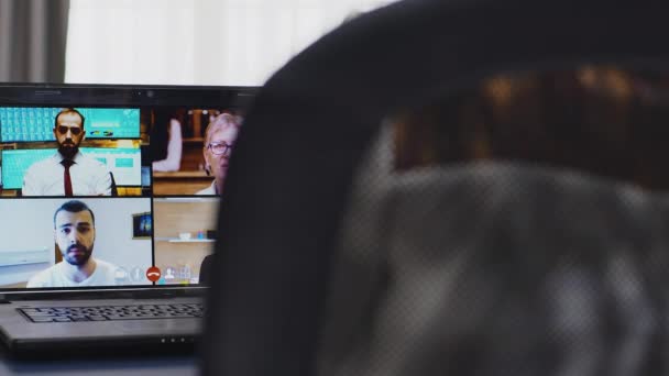 Plan révélateur d'une femme d'affaires lors d'un appel vidéo 