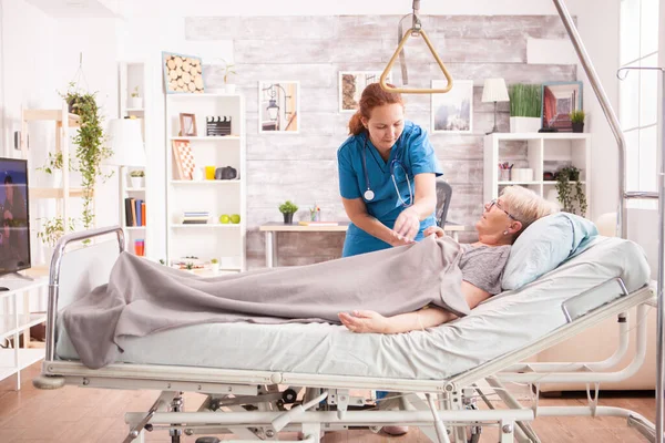 Medico femminile in casa ursing — Foto Stock