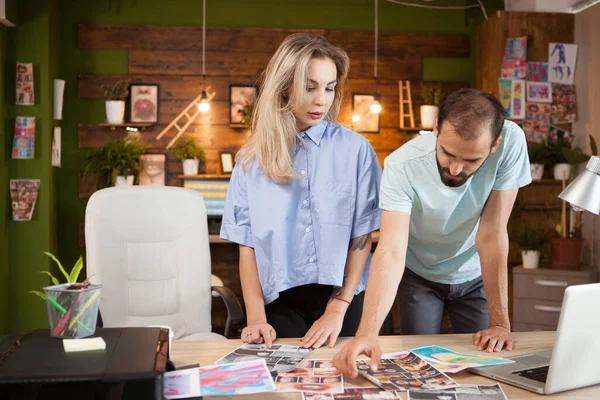 Zwei junge Unternehmer und Modedesigner — Stockfoto