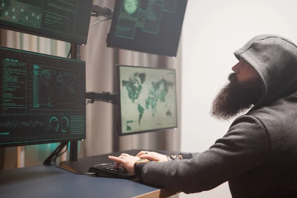 Oldalnézet szakállas férfi hacker visel kapucnis — Stock Fotó