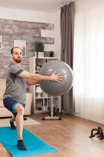 Atletische man doet lunges workout met Zwitserse bal — Stockfoto