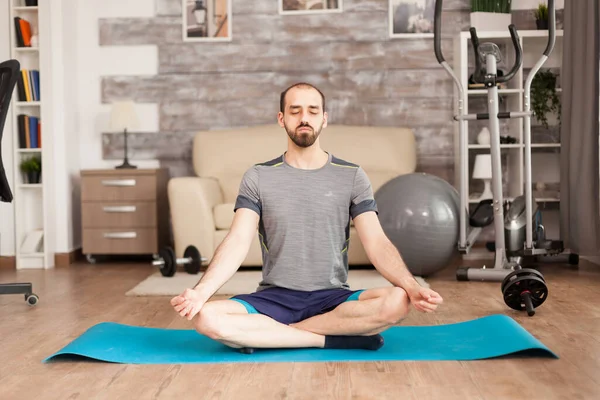 De mens die mindfulness op yoga mat uitoefent — Stockfoto