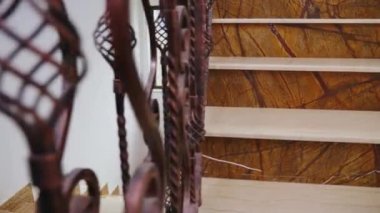 Koruyucu maske takan yemek kuryesi.