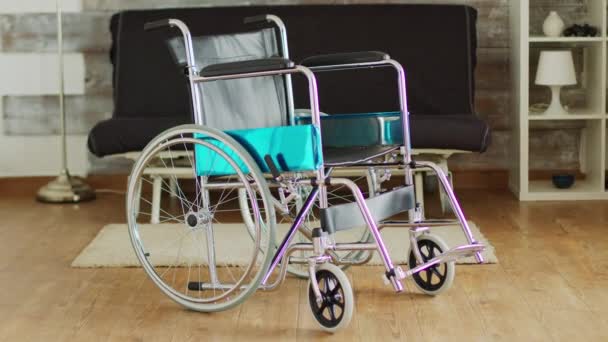 Αναπηρική καρέκλα για μεταφορά — Αρχείο Βίντεο