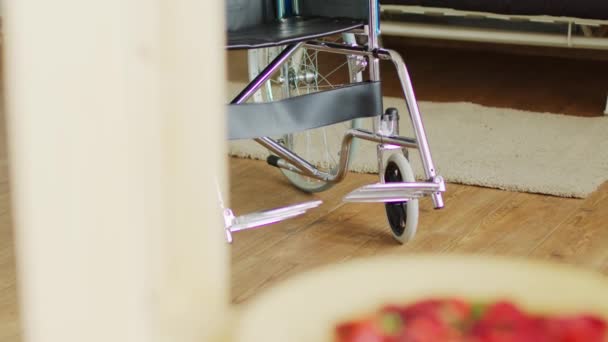 Nagelneuer Rollstuhl im leeren Raum — Stockvideo