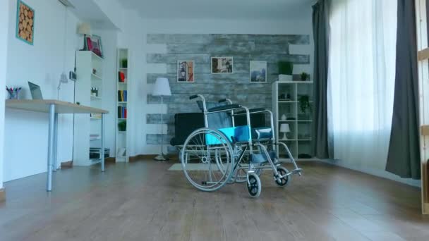 Zoom en la toma de la silla de ruedas médica — Vídeos de Stock