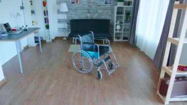 Klinik odasında tekerlekli sandalye.