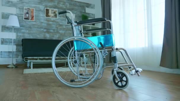 Invalidní vozík v prázdném pokoji — Stock video