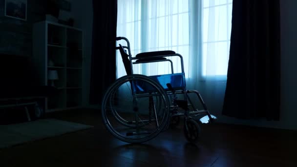 Silhouette de fauteuil roulant à côté d'une grande fenêtre — Video