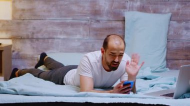 Freelancer gece geç saatlerde yatağında yatarken görüntülü arama yapmış.