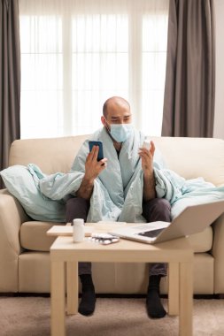 Reçeteyi doktorla kontrol ediyorum.