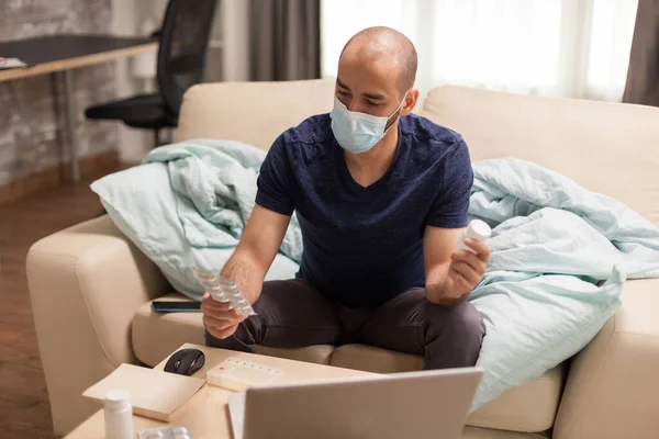 Uomo che parla con il medico sul computer portatile — Foto Stock