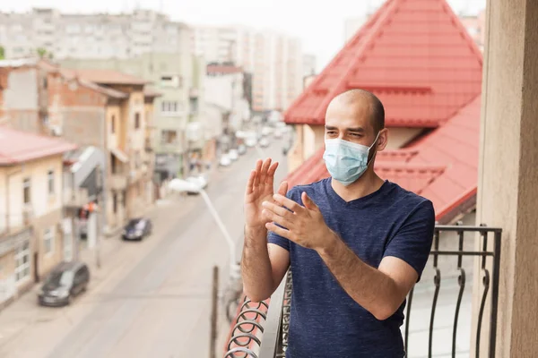 Killen med medicinsk mask applåderar — Stockfoto