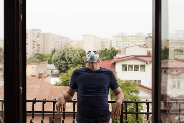 Homme avec les yeux fermés et masque de protection — Photo