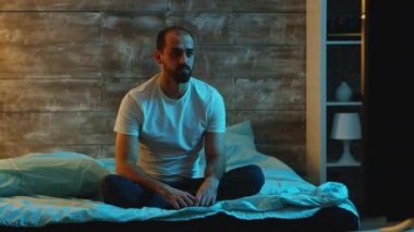 TV uzaktan kumandası kullanan bir adam