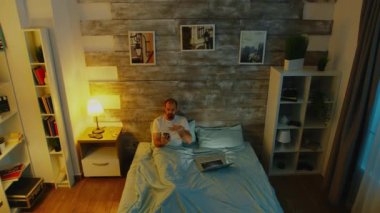 İdeali olan bir adam yatağa çağırıyor.