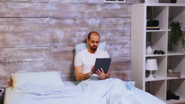 Hombre usando Tablet Computer — Vídeos de Stock