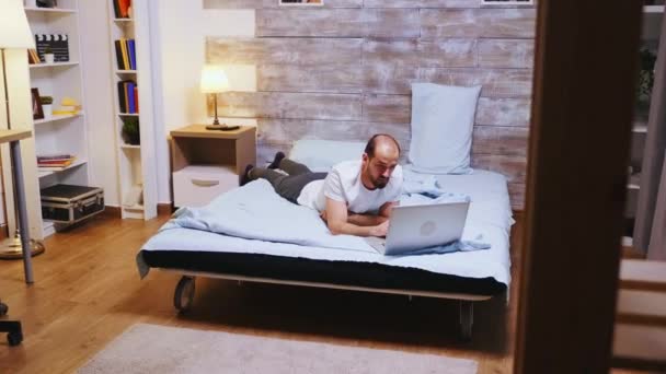 Freelancer vestindo pijama trabalhando no laptop — Vídeo de Stock