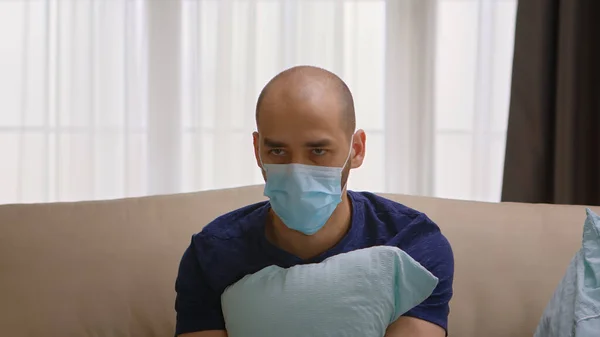 Hombre con máscara de protección que tiene un ataque de pánico —  Fotos de Stock