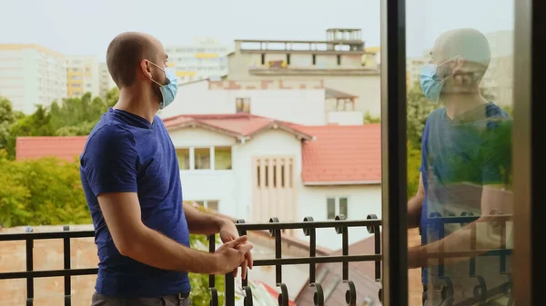 Man försöker koppla av på balkongen i sin lägenhet — Stockfoto
