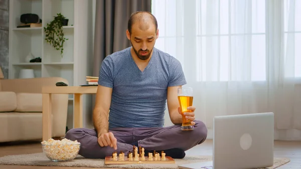 Homem jogando xadrez em videochamada — Fotografia de Stock