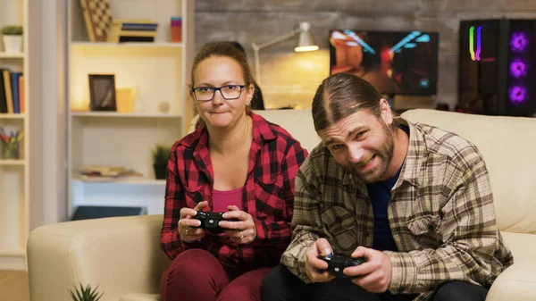 Mujer gritándole a su novio después de perder en los videojuegos —  Fotos de Stock