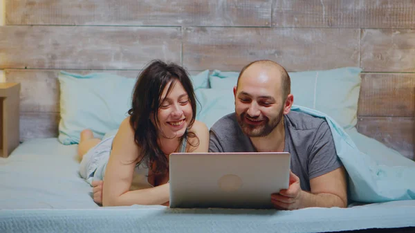 Zoom em tiro de casal vestindo pijama — Fotografia de Stock