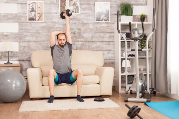 Atletische man vergroot zijn triceps kracht — Stockfoto