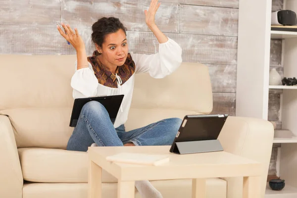 Mujer confusa trabajando desde casa — Foto de Stock