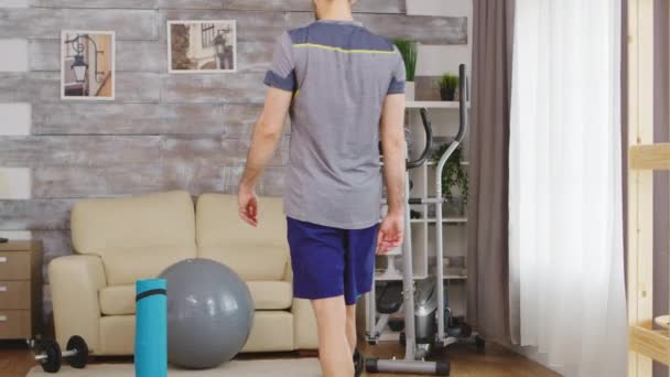 Mann rollte Yogamatte aus — Stockvideo