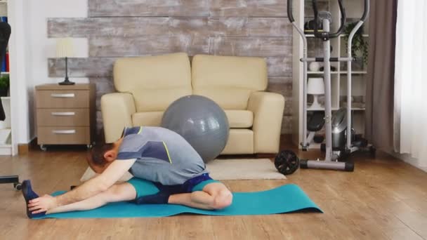 Home stretching oefening — Stockvideo
