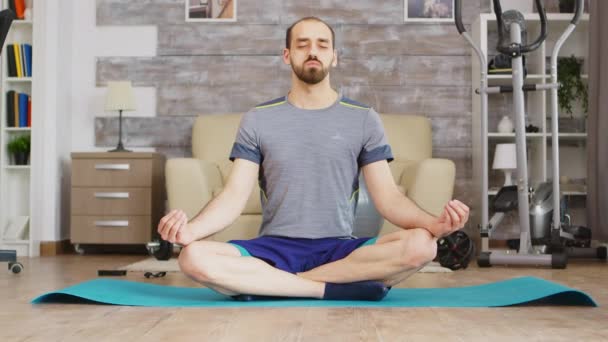 Guy avkopplande utövar yoga — Stockvideo