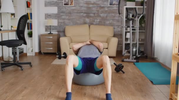 Schweizer Ball Bauchmuskeltraining — Stockvideo