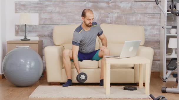 Domácí biceps cvičení — Stock video