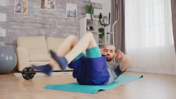 Atletik karın kası egzersizi — Stok video