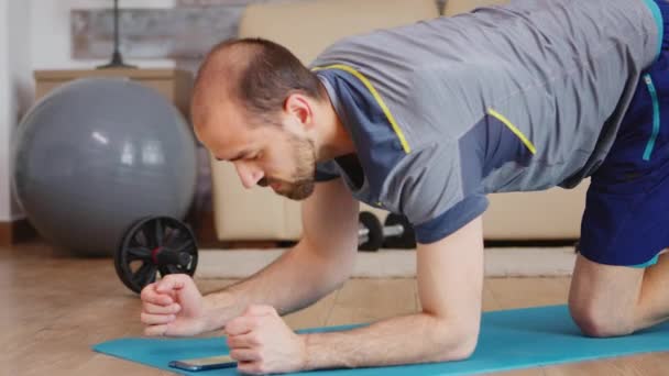 Здоровый человек делает упражнения на доске — стоковое видео